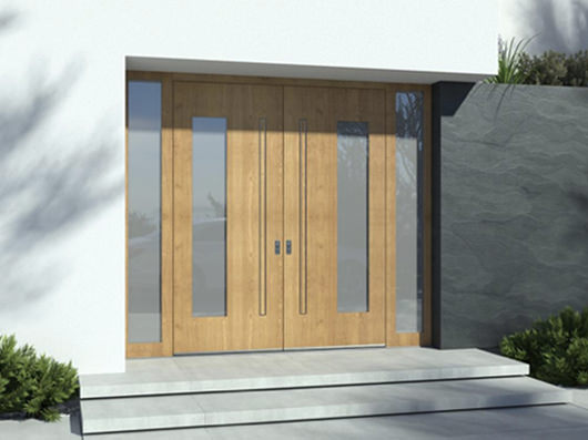 Lesena vhodna vrata na sivi fasadi